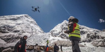 सगरमाथाको फोहोर उठाउन ड्रोनको प्रयोग: १० जनाले ६ घण्टा लगाउने काम १० मिनेटमै