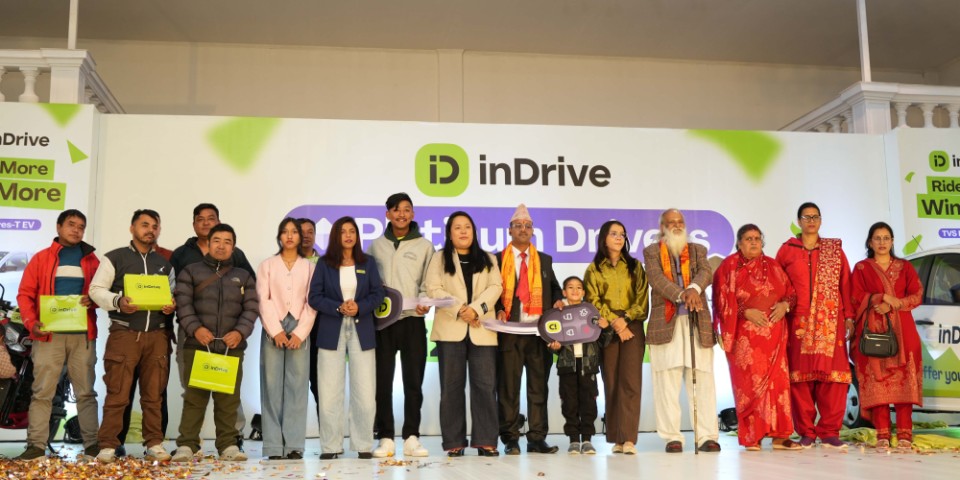 इनड्राइभ प्लेटिनम ड्राइभर गिभअवे क्याम्पेनका ग्रान्ड प्राइज विजेताहरूलाई पुरस्कार हस्तान्तरण