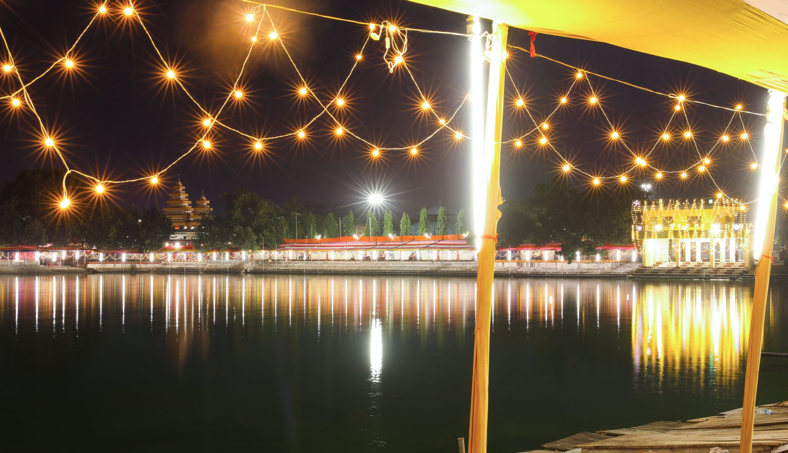 छठको लागि बेहुली झै सिंगारिएको जनकपुरधामका पोखरी छठ घाट